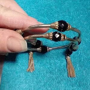 Elegant Black and Goldtone Beaded Bangle Wire Bracelet Vintage